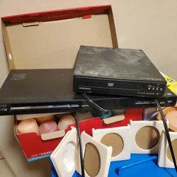 2 DVD Players