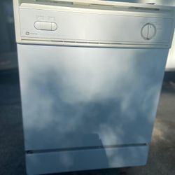  Maytag dishwasher White