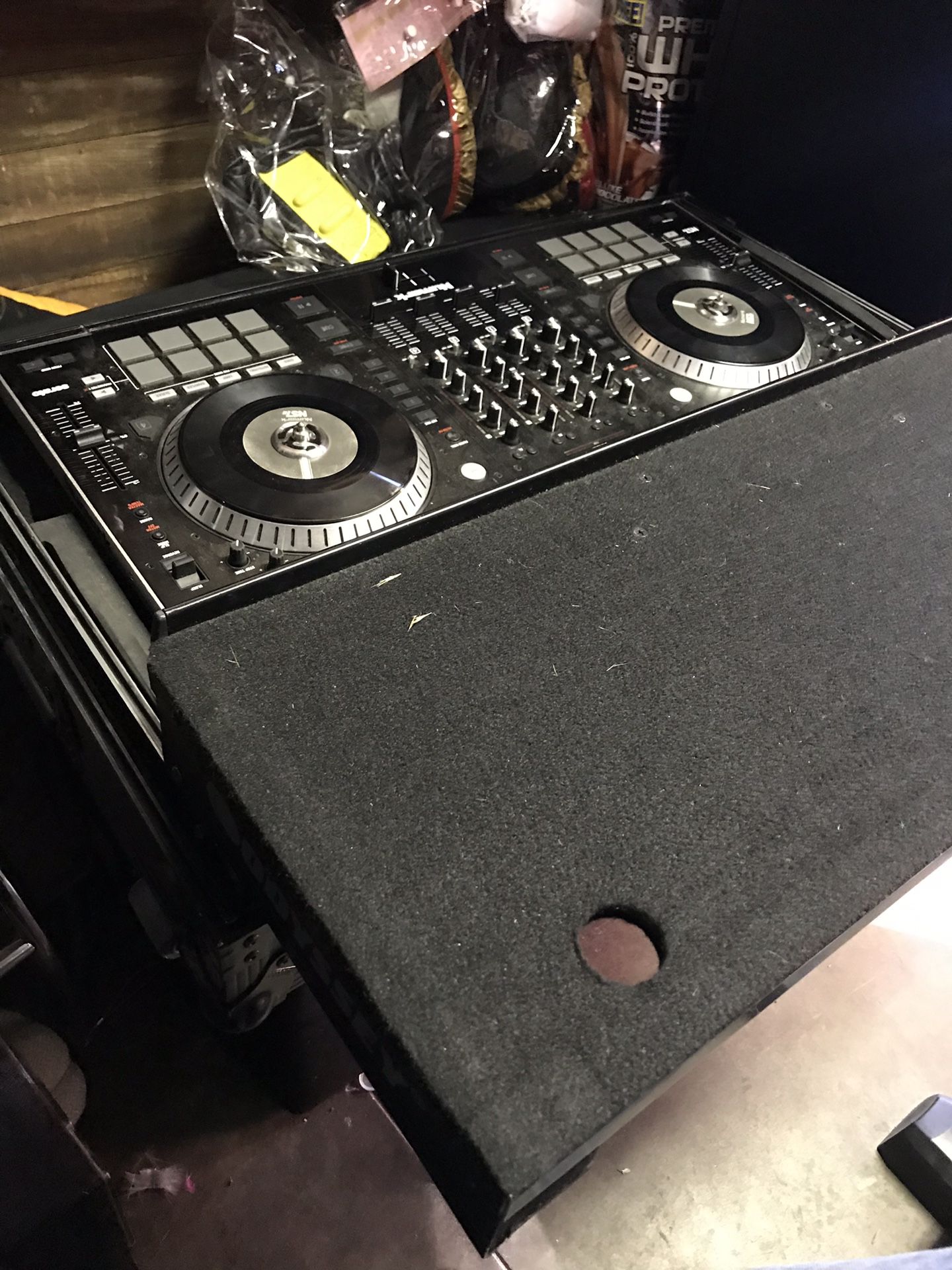 Ns7 ii 2 numark whit odyssey flight case whit laptop stand for Sale in