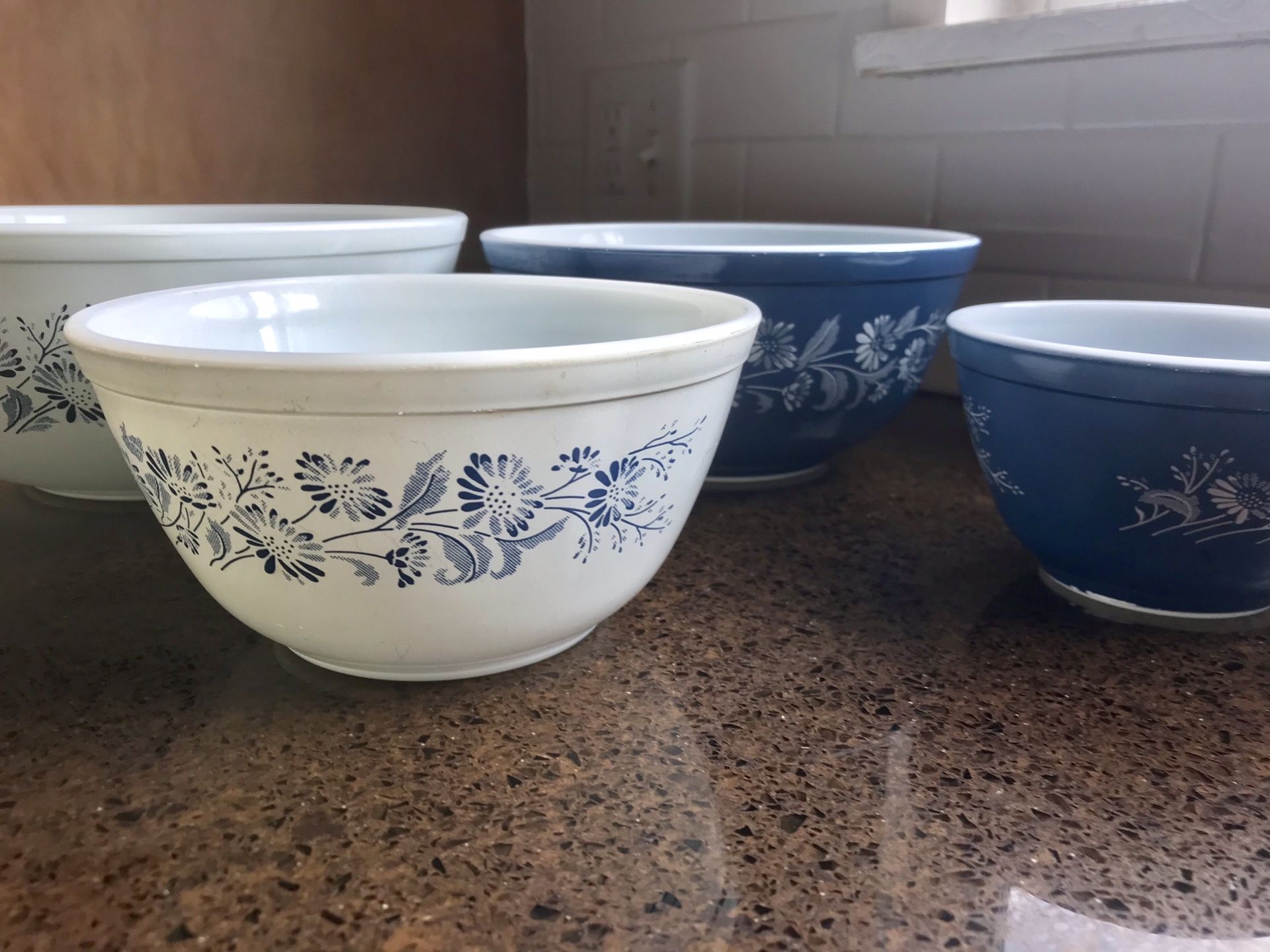 SET of 4 Pyrex mixing bowls!