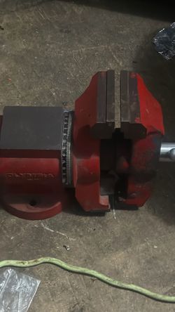 Olympia Red Heavy-Duty Bench Vise