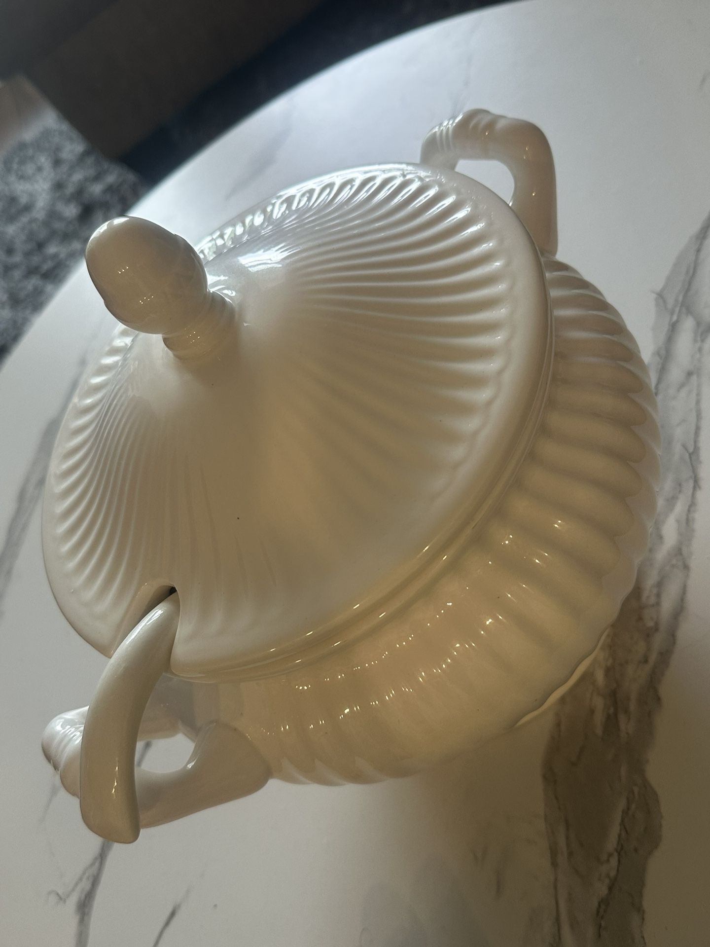 LARGE SOUP TUREEN 196 W LADLE CALIFORNIA POTTERY WHITE MADE I...