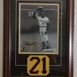 Roberto Clemente 3000 Hit Wood Frame
