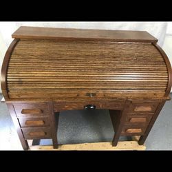 Beautiful Early 1900’s Roll Top Desk With Auto Lock