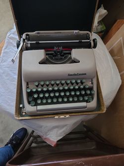 Smith Corona Clipper Portable Typwritter In Case