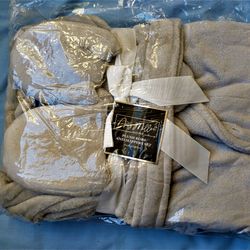 

Amy Miller Home Collection Plush Robe w/ slippers. NEW--
