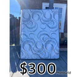 QUEEN PILLOW TOP MATTRESS WITH BOX SPRING 