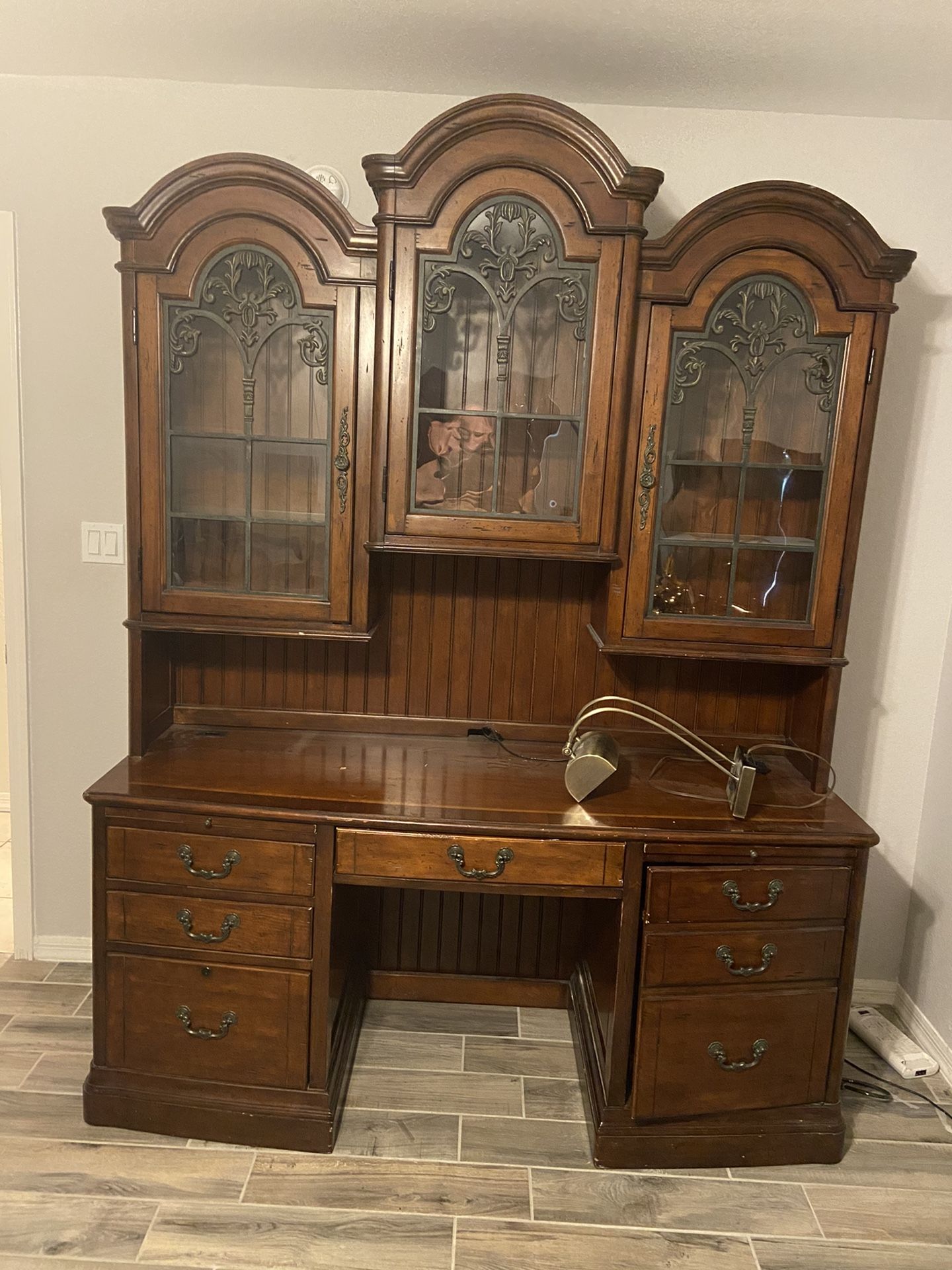 Hutch type computer desk