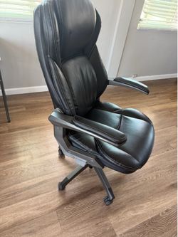Executive Office Chair – Excellent Condition 🪑