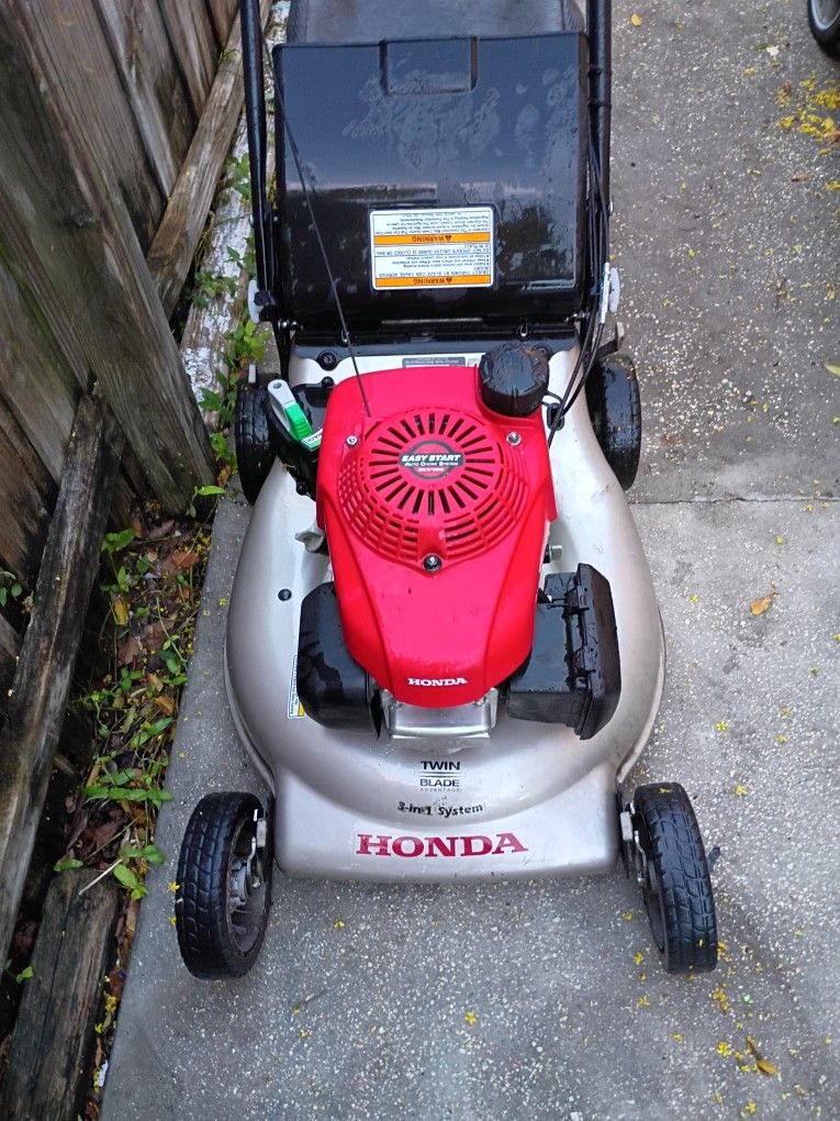 LIKE NEW HONDA PUSH MOWER. TWIN BLADE SYSTEM, AUTOCHOKE, ADJ WHEELS
