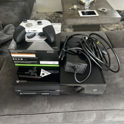 Xbox One 500 GB with Xbox White Controller (read description)