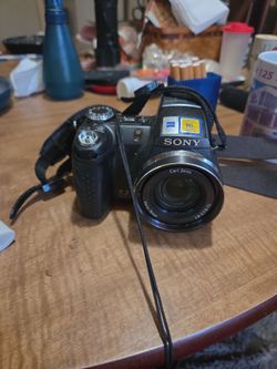 Sony 7.2MP Digital Camera with Carl Zeiss Lens