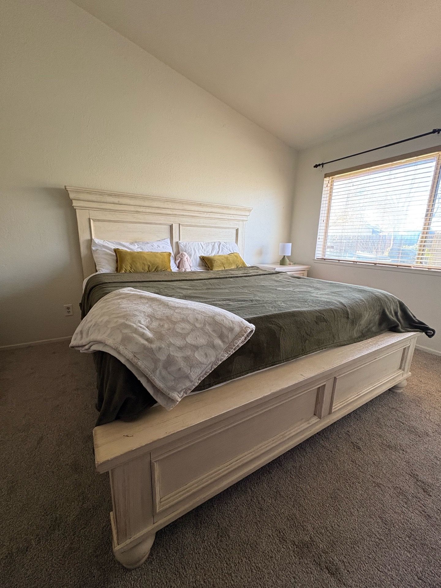 Ashley’s Furniture Bedroom Set