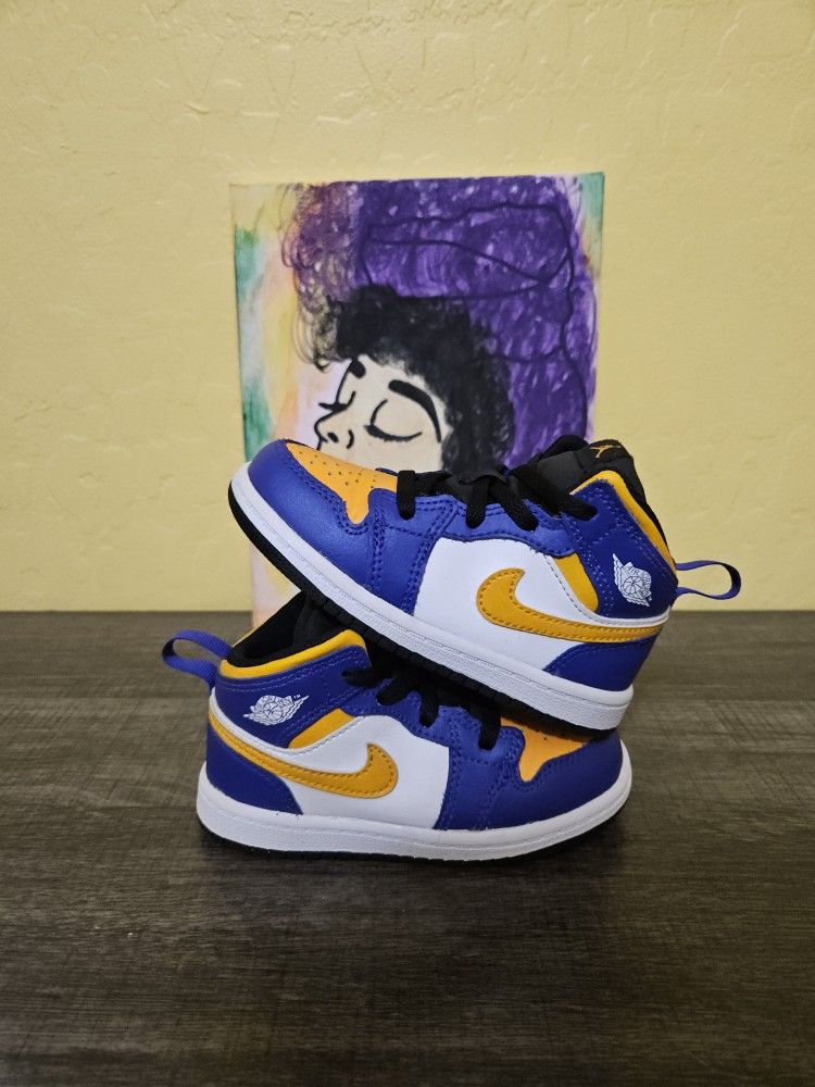 Size 8c - Kids Lakers Jordan 1's - $40