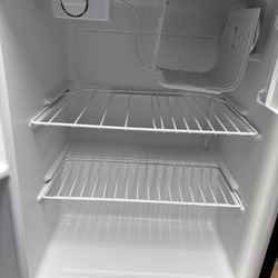 2.5 Cubic Foot Mini Fridge / Refrigerator - Freezer Compartment