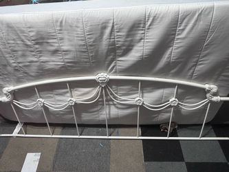 White metal daybed with mattress