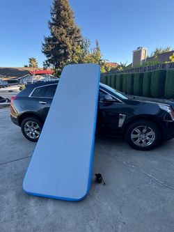 Inflatable gymnastics mat
