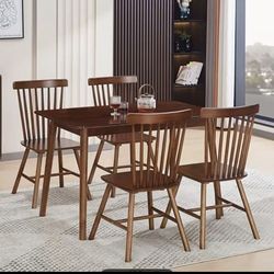 Dining chairs  set of 4.  new in nox 