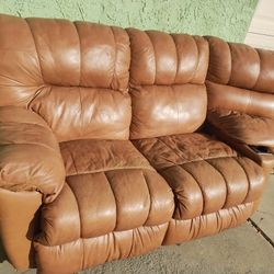 Set De Tres Sillones De Leather Reclinables Con Descanso Para Los Pies Solo Tiene Un Pequeño Rasguño En Rialto California