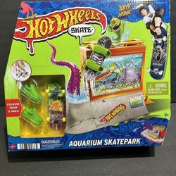 HOT WHEELS AQUARIUM SKATEPARK by Tony Hawk with EXCLUSIVE BOARD & SHOES NEW