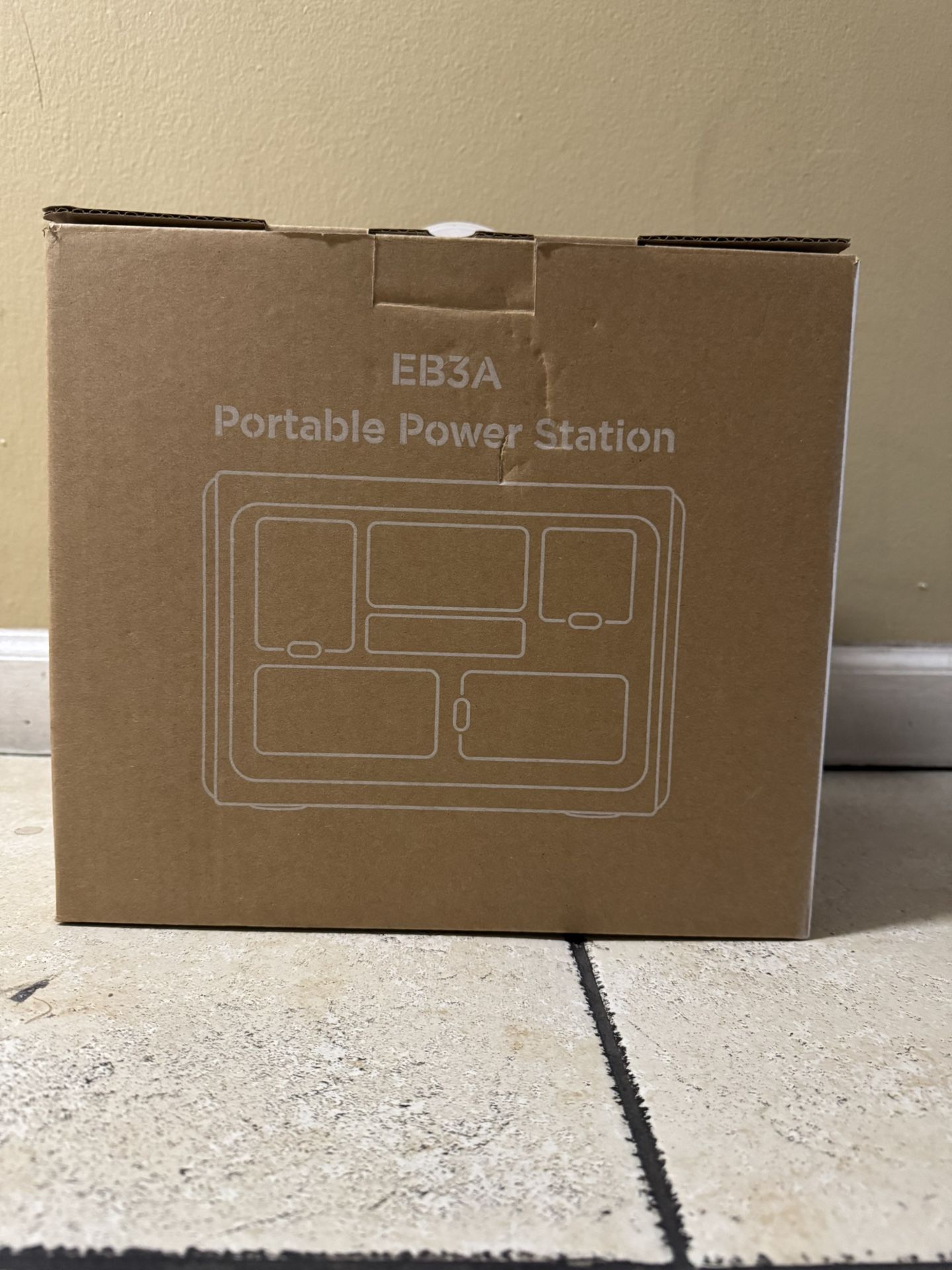 Bluetti (eb3a) 600W Inverter & 4patriot 100W Solar Panel $250