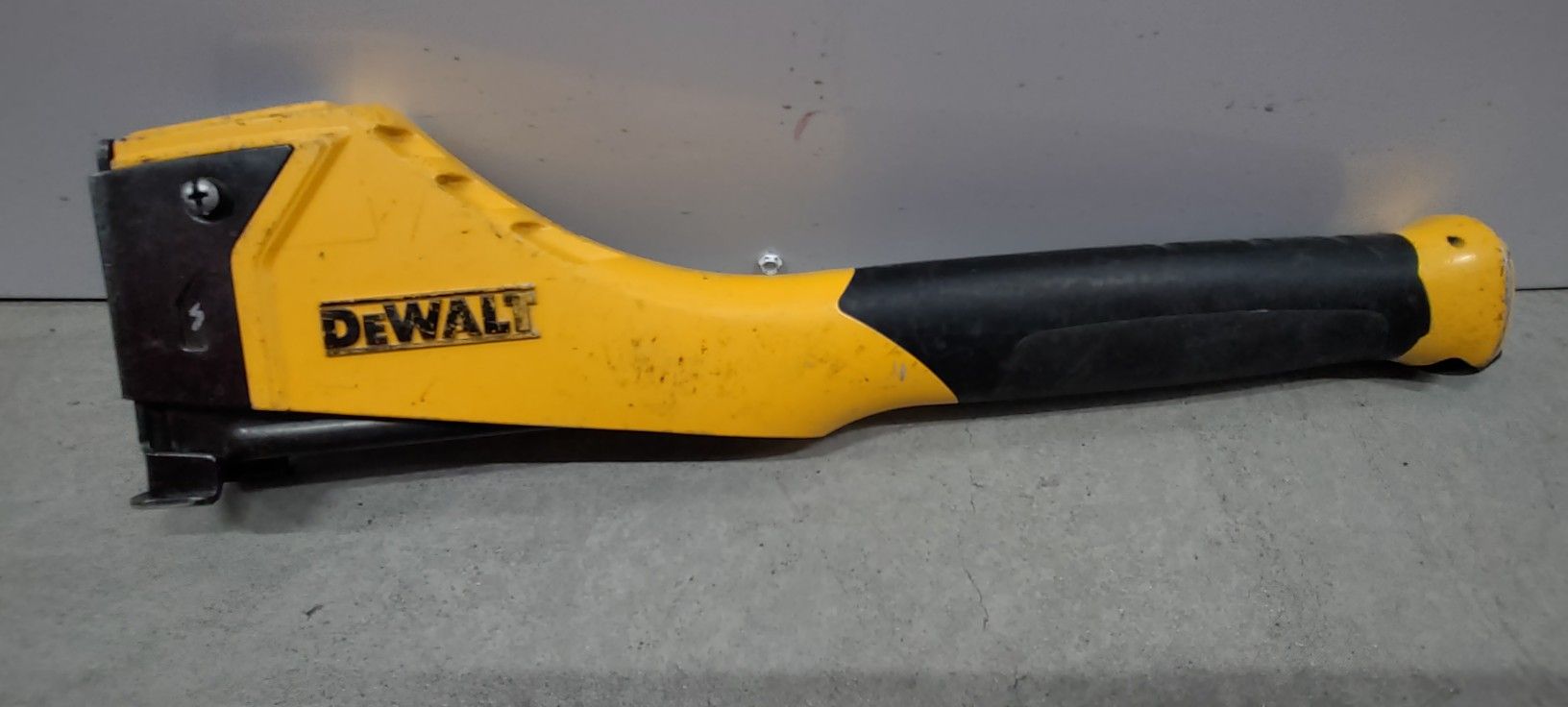 DeWalt Heavy-Duty Hammer Tacker