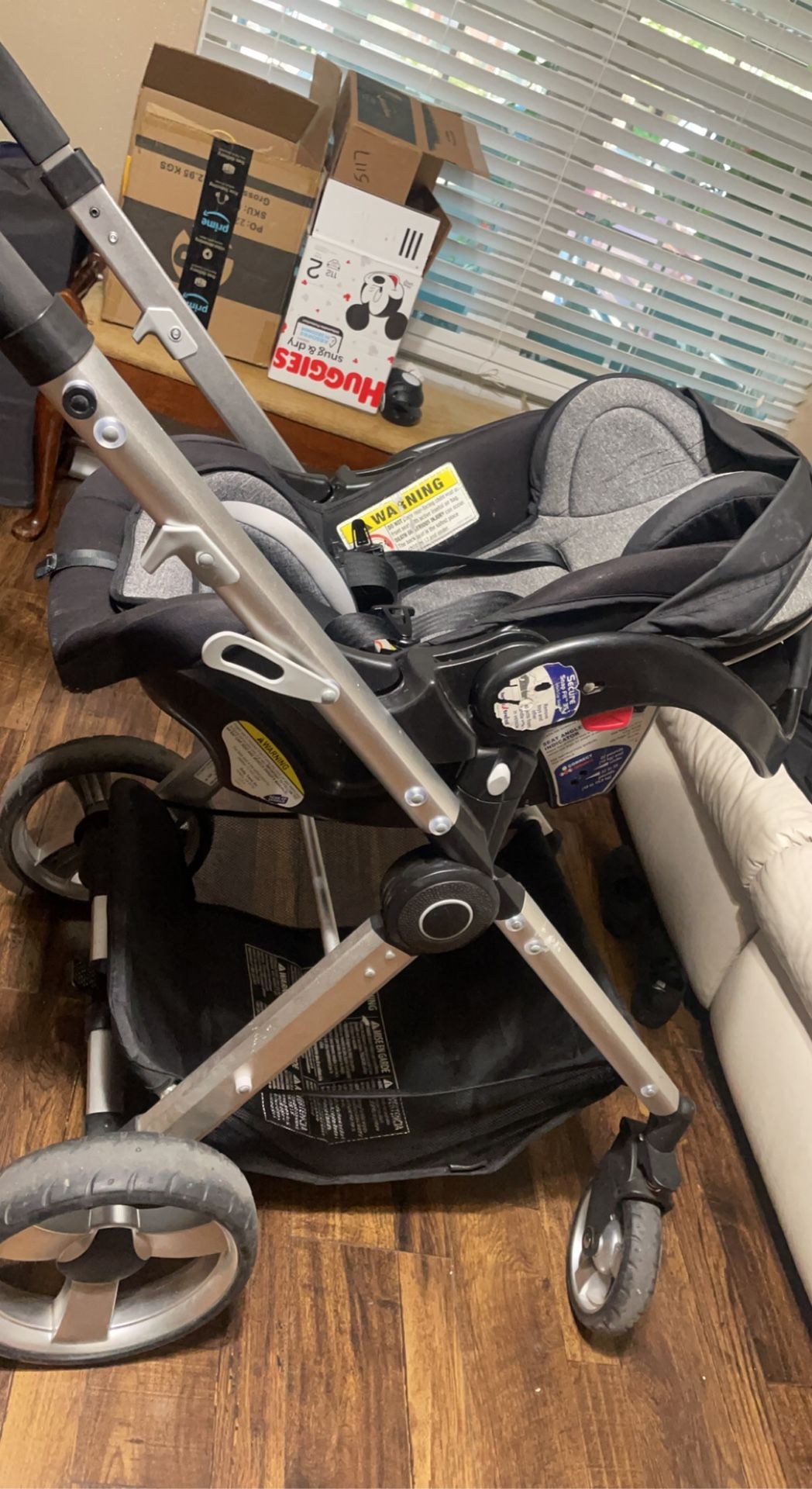 Stroller bassinet and transitions to seat for toddler 