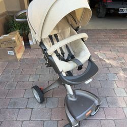 Stokke Xplory stroller (Xplory V5/V6 in a beige fabric). Premium stroller, looks clean and complete (canopy, seat, footrest, w