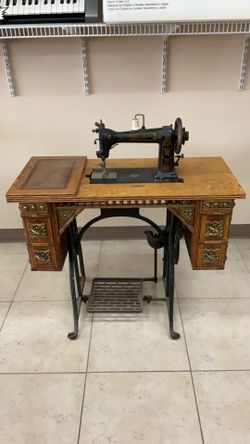 WHEELER & WILSON VINTAGE TREADLE SEWING MACHINE.