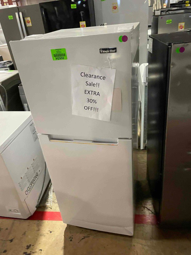 MAGIC CHEF HMDRWE 10.1 cu. ft. Top Freezer Refrigerator KP5