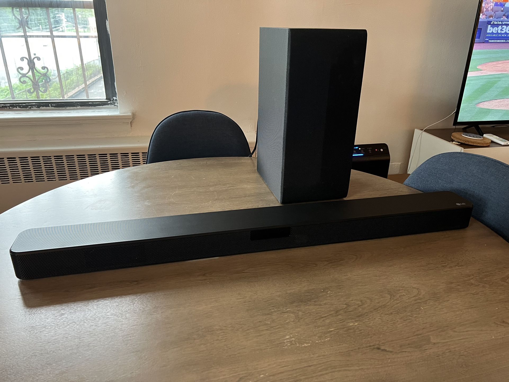 LG 2.1 Channel 300W Soundbar System With 6 In Subwoofer - Black
