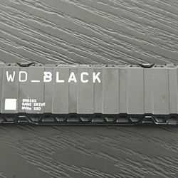 WD BLACK SN850X 1TB NVMe SSD w/ Heatsink – PS5 Compatible, Gen4, Fast Gaming Drive
