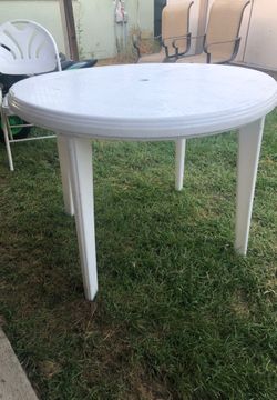 Plastic round table