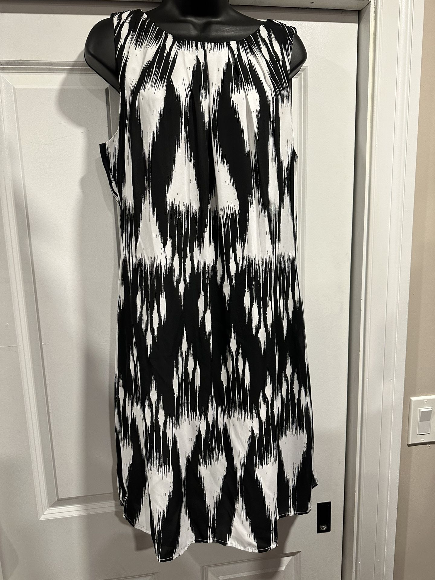 Sleek Monochrome Ikat Print Shift Dress