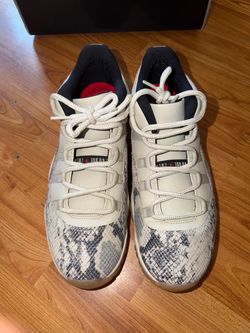 Air Jordan 11 Grey