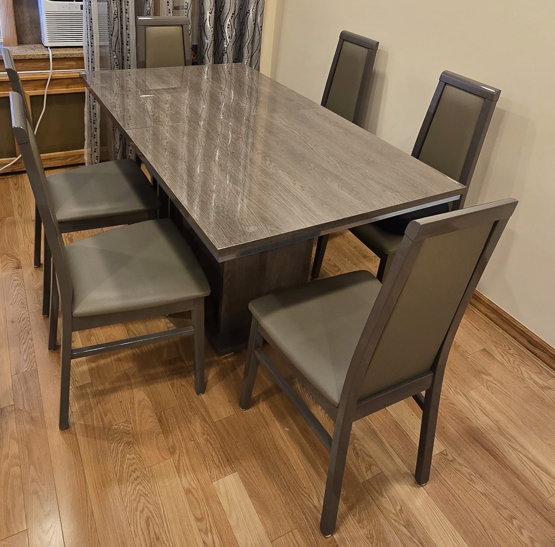 Dining Table And 6 Chairs