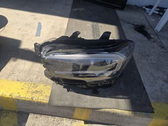 Left Side Headlight 2023 Toyota Tacoma