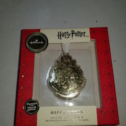 Collectable. Hallmark Premium Christmas Tree Ornament Harry Potter Gold Hogwarts Crest