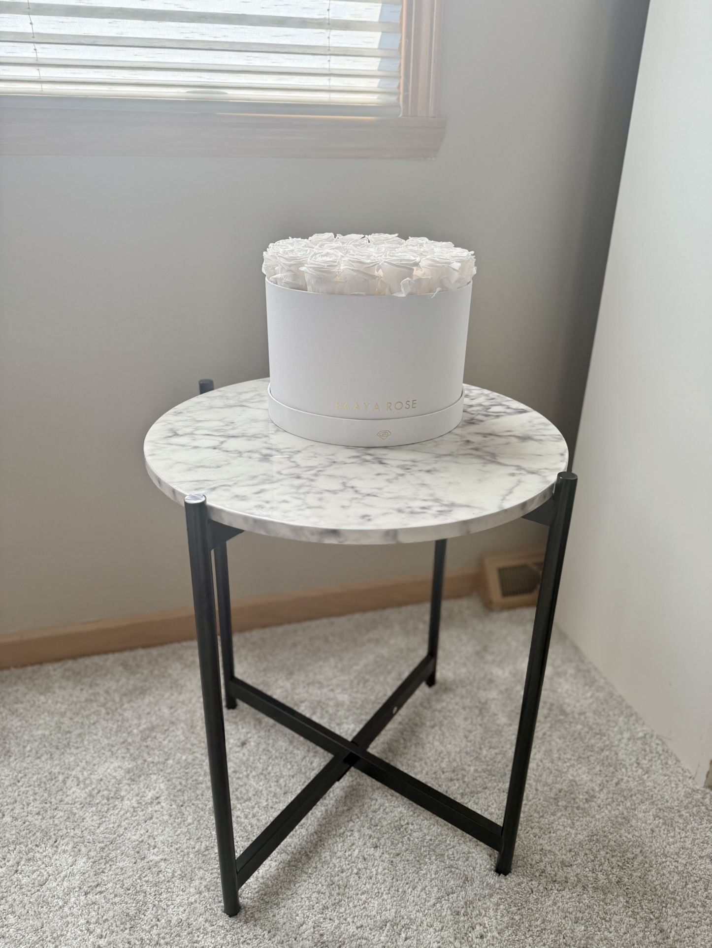 Modern Marble Side Table – SAAYA roses Included