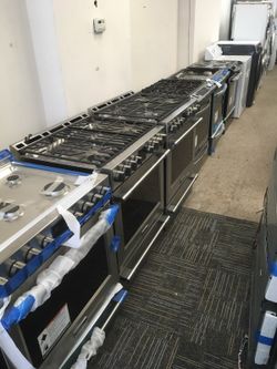 5 burner gas range ELECTROLUX or FRIGIDAIRE professional $1699 each