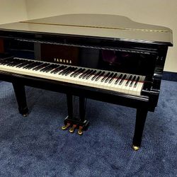 Yamaha C3 Grand Piano - Ebony glossy finish - Excellent Condition!