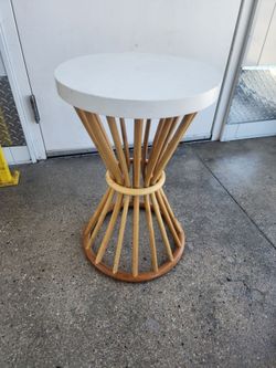 Round drink table
