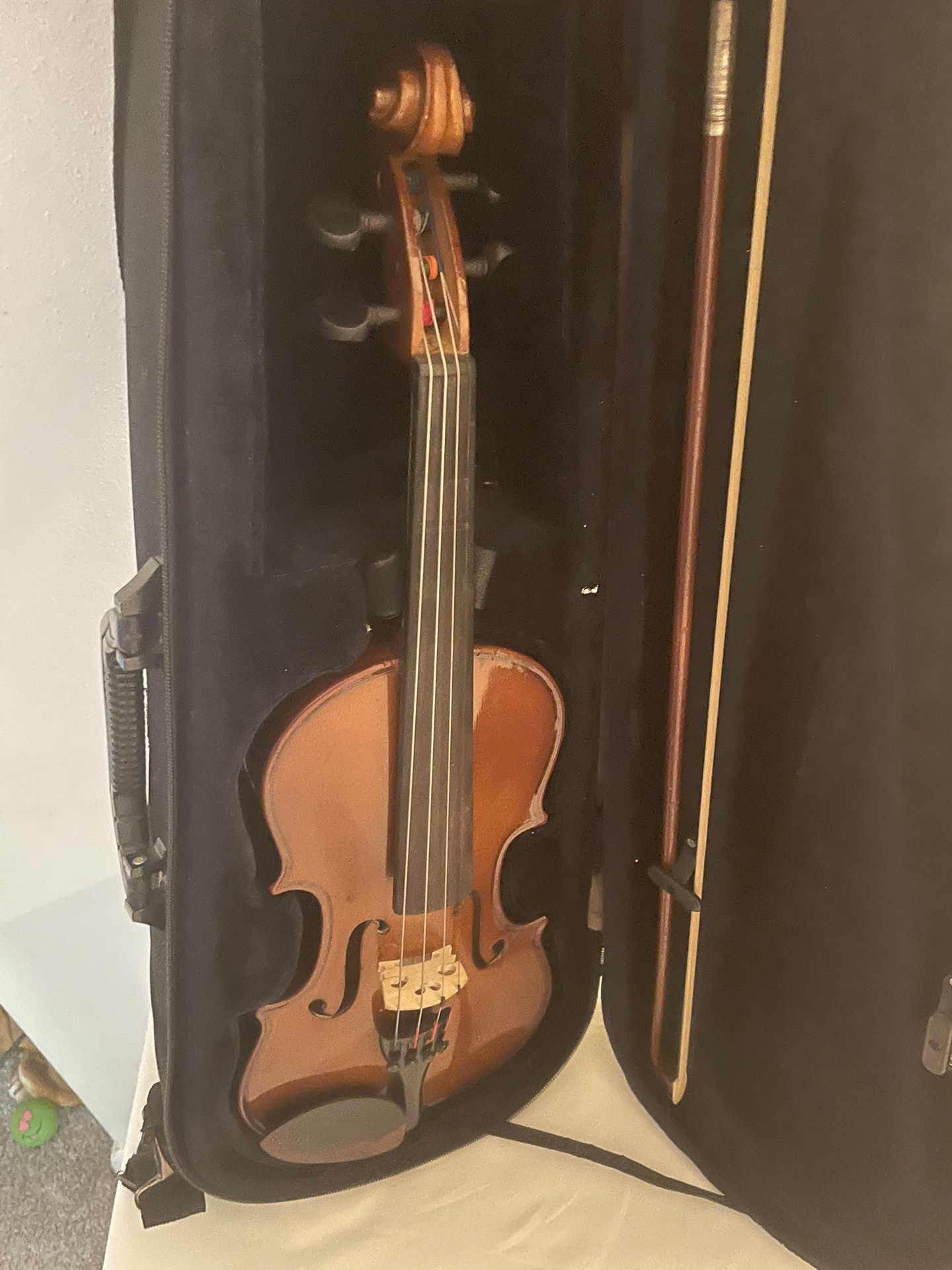 Palatino VN-450 Hand Carved Allegro Violin Outfit, 1/2 Size & Case