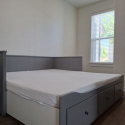 Gray Daybed With Storage Drawers In Excellent Condition