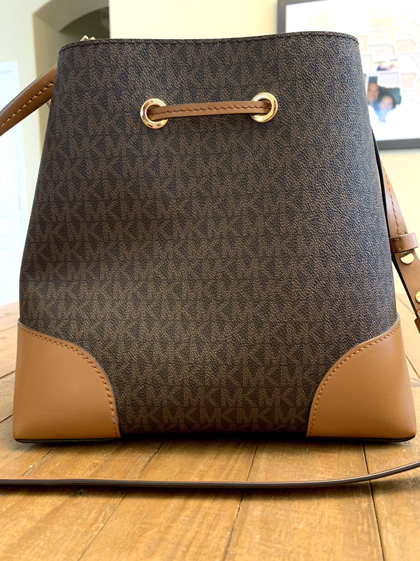Michael Kors Bedford Legacy MD Dome Satchel Leather Purse New for Sale in  Phoenix, AZ - OfferUp