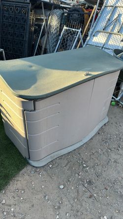 Small Rubbermaid shed 54 x 36 x 26