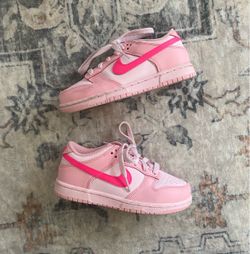 Girls pink Nike dunks