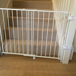 Regalo Stairs Baby Gate – Bent / Needs Fix