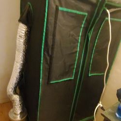 Hydro Crunch Grow Tent- With Lights and Air Filter