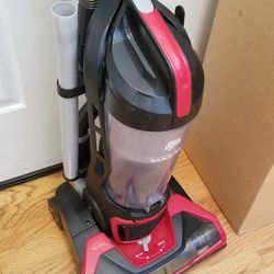 NEW cond  DIRT DEVIL VACUUM CLEANER WITH ATTACHMENTS  , AMAZING SUCTION  , WORKS EXCELLENT  , IN THE BOX 